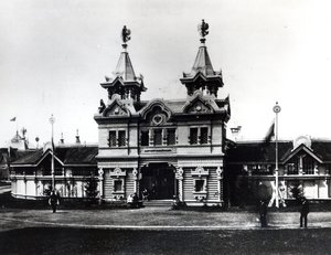 Padiglione delle Istituzioni Caritatevoli, Esposizione Panrussa di Industria e Arte, Nizhny Novgorod, 1896 da Russian Photographer